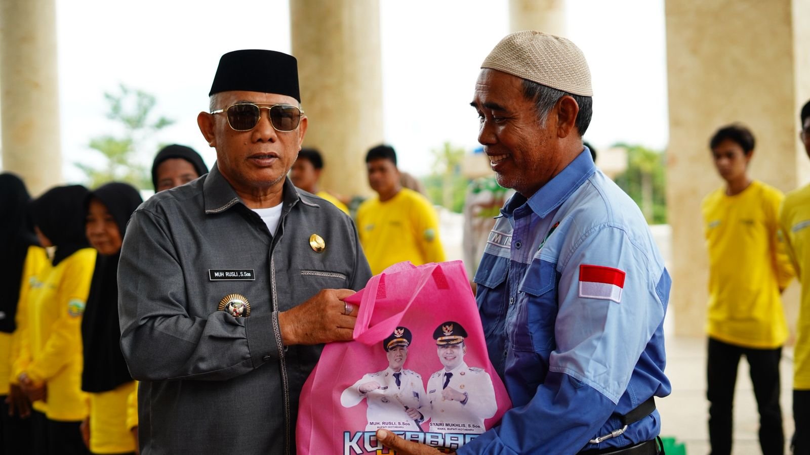 Bupati Kotabaru Berikan 172 Paket Sembako Kepada Petugas Lapangan Dinas Lingkungan Hidup