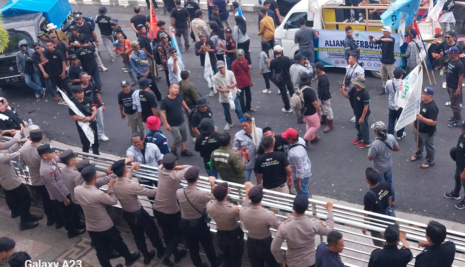 Polres Kotabaru Laksanakan Pengamanan Aksi Unjuk Rasa Di Kantor DPRD Kotabaru