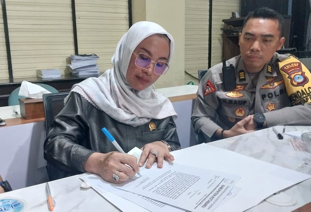 Ketua DPRD Kotabaru Suwanti, Teken Rekomendasi Penetapan UMSK Kotabaru 2025