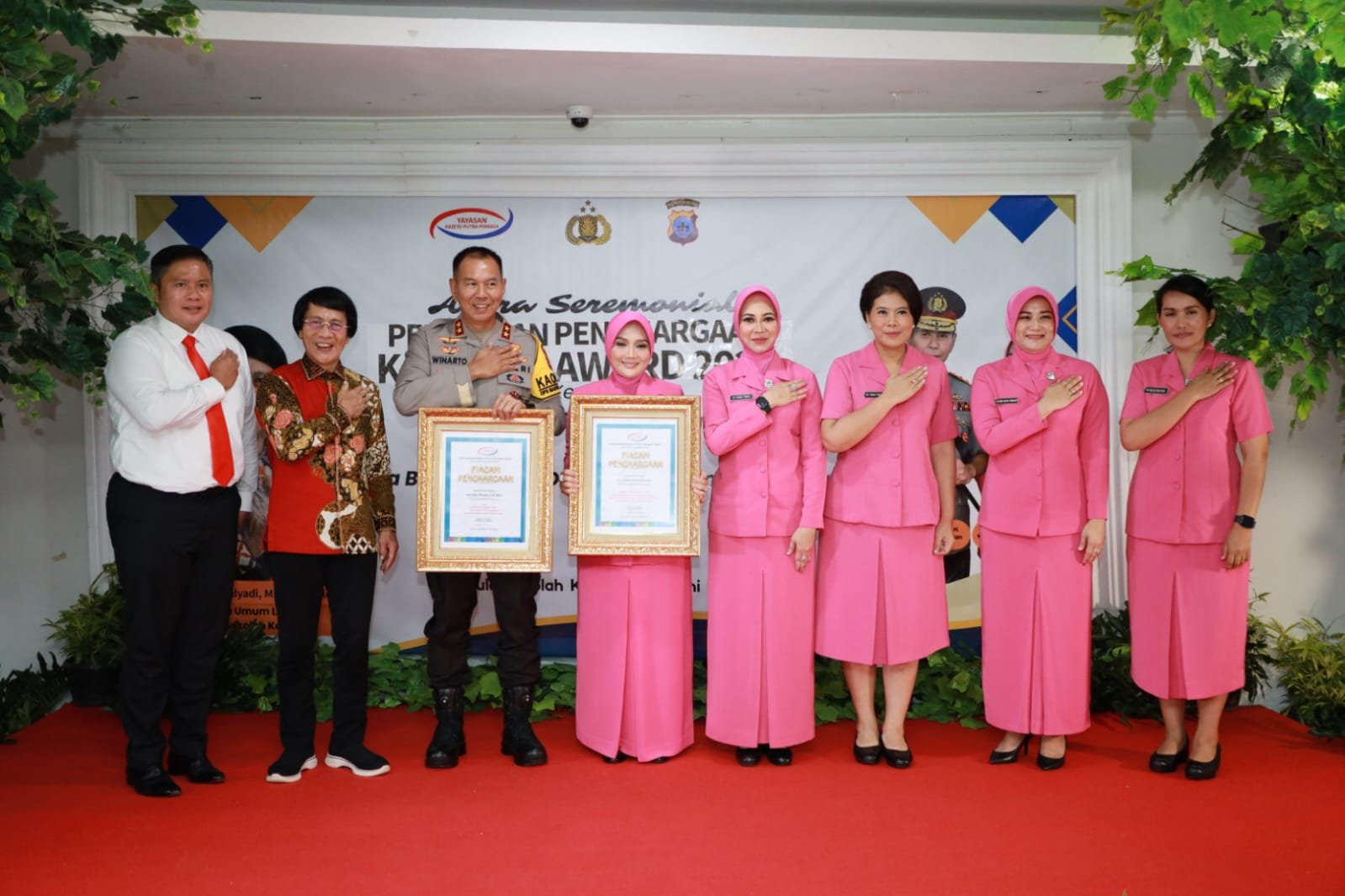 Kapolda dan Ketua Bhayangkari Kalsel Raih Penghargaan Kak Seto Award 2024