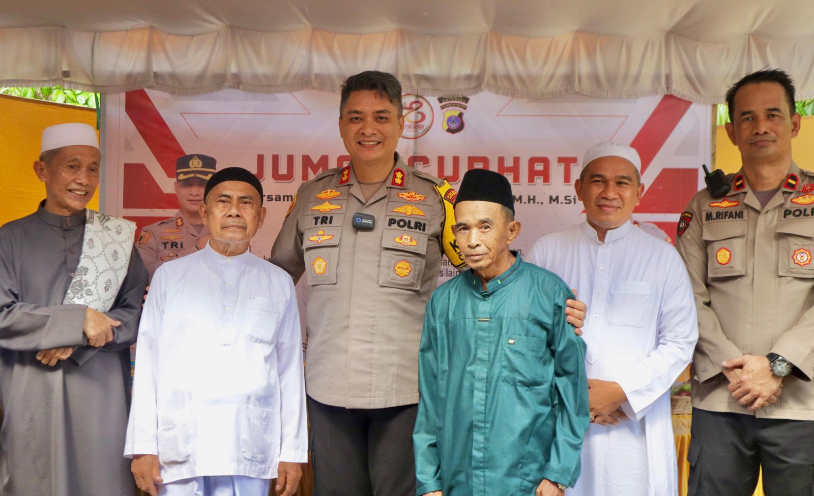 Kapolres Kotabaru Umrohkan Imam Masjid dan Guru Ngaji Di Desa Gunung Ulin