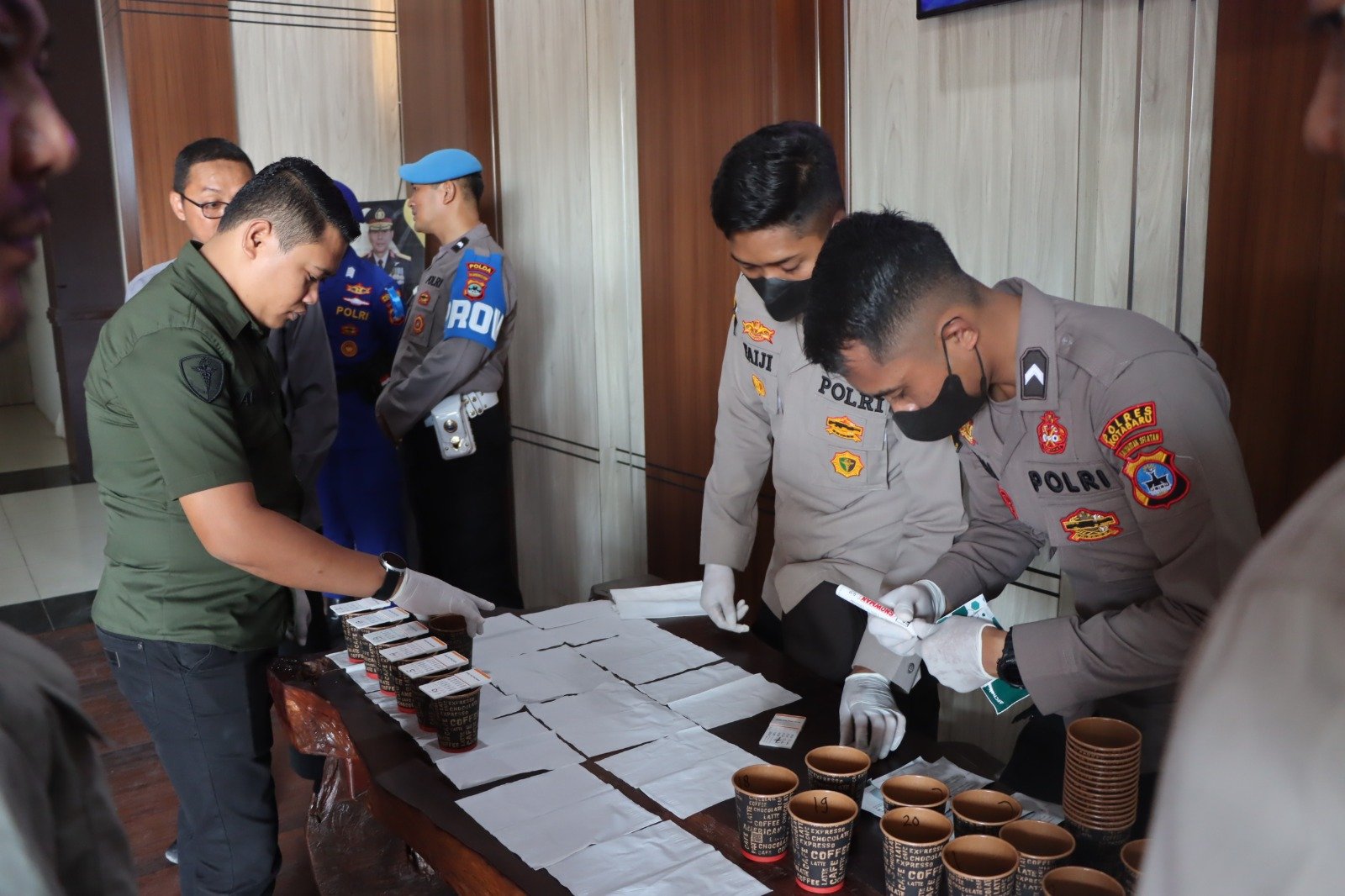 Propam Polda Kalsel Cek Urine 8 Anggota Polsek Pulau Laut Utara