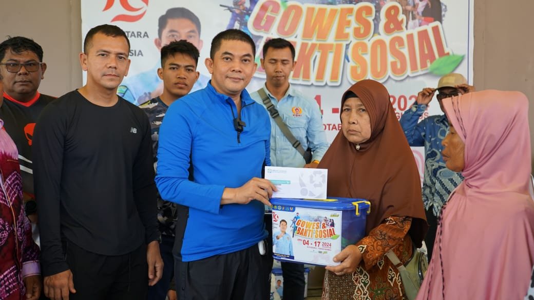 Sambut HUT RI Ke-79, Bang Arul Gowes Keliling Kotabaru - Tanbu Bagi Sembako Dan Kartu BPJS Gratis