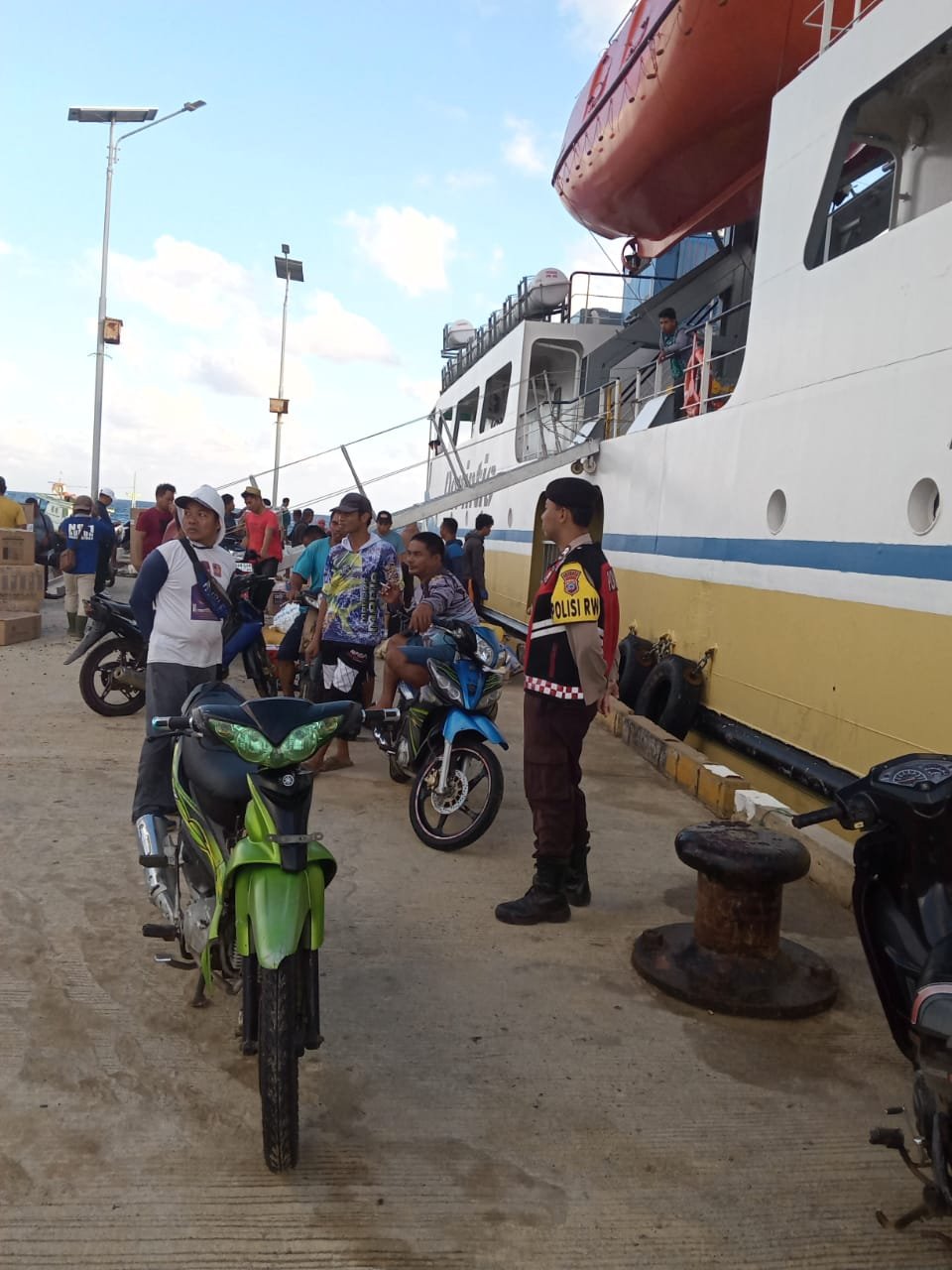 AKBP Doli M Tanjung Turunkan Personil, Bantu Kedatangan Penumpang Kapal KM. Perintis SN 93