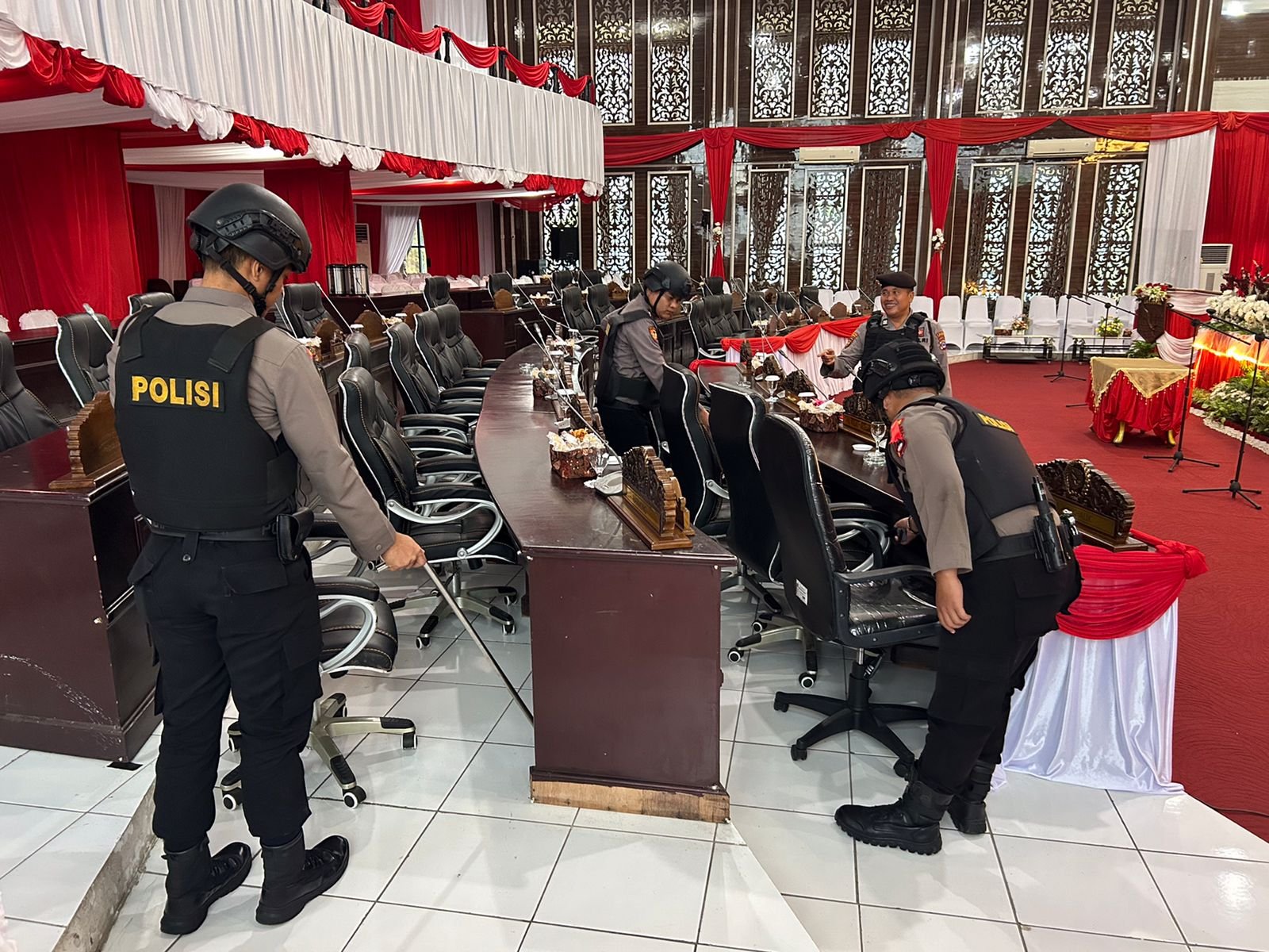 AKBP Doli M Tanjung Kerahkan Tim Sterilkan Ruang Rapat Paripurna DPRD Kotabaru, Sebelum Pelantikan