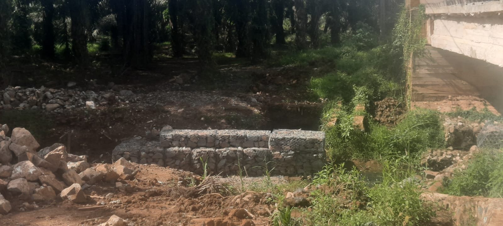 Dinas PUPR Kotabaru Bantah Proyek Pembangunan Siring Sungai Bantai Mangkrak
