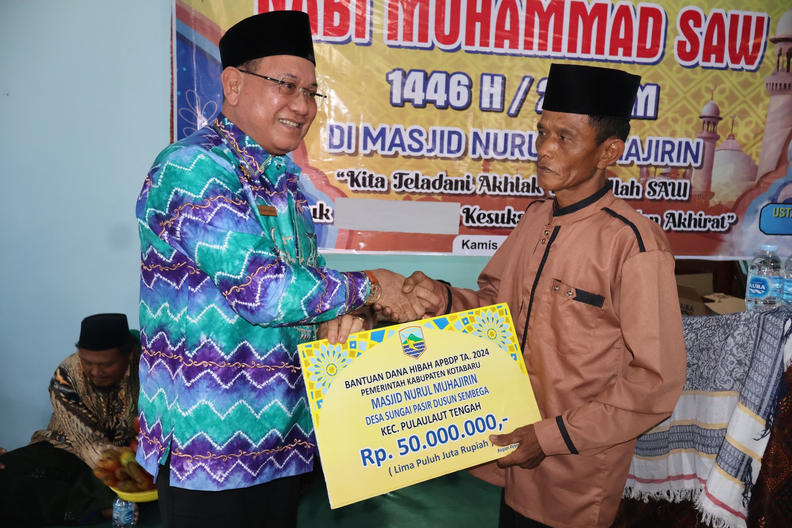 Bupati Kotabaru Hadiri Peringatan Maulid Nabi Di Desa Sungai Pasir Sekaligus Berikan Bantuan