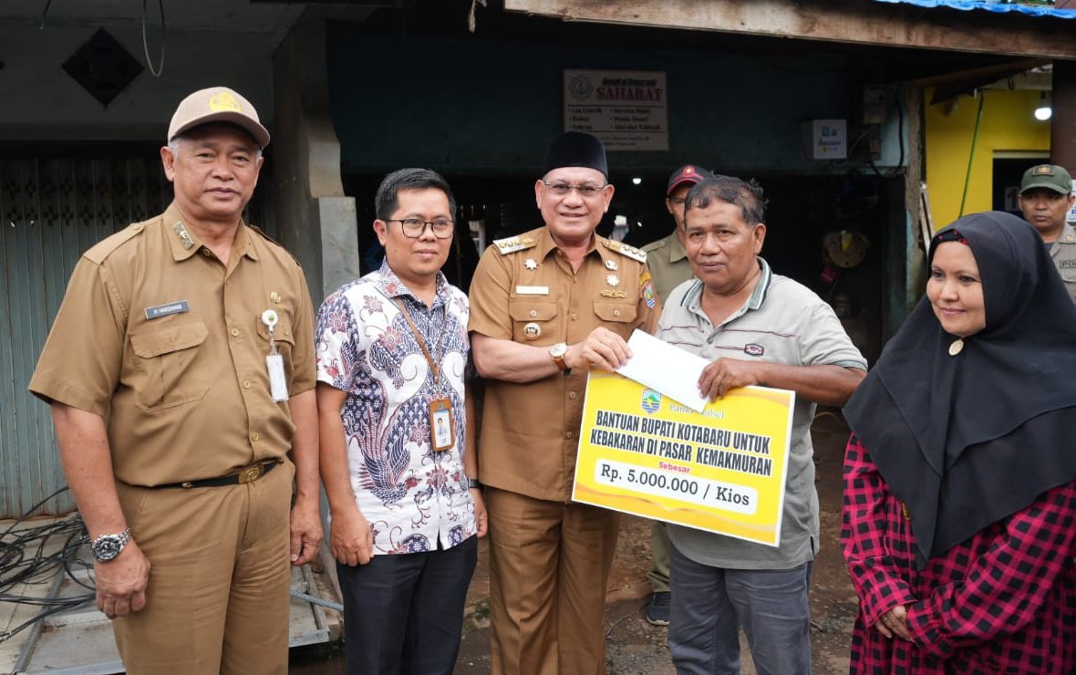 Bupati Kotabaru Serahkan Bantuan Korban Kebakaran Pasar Kemakmuran