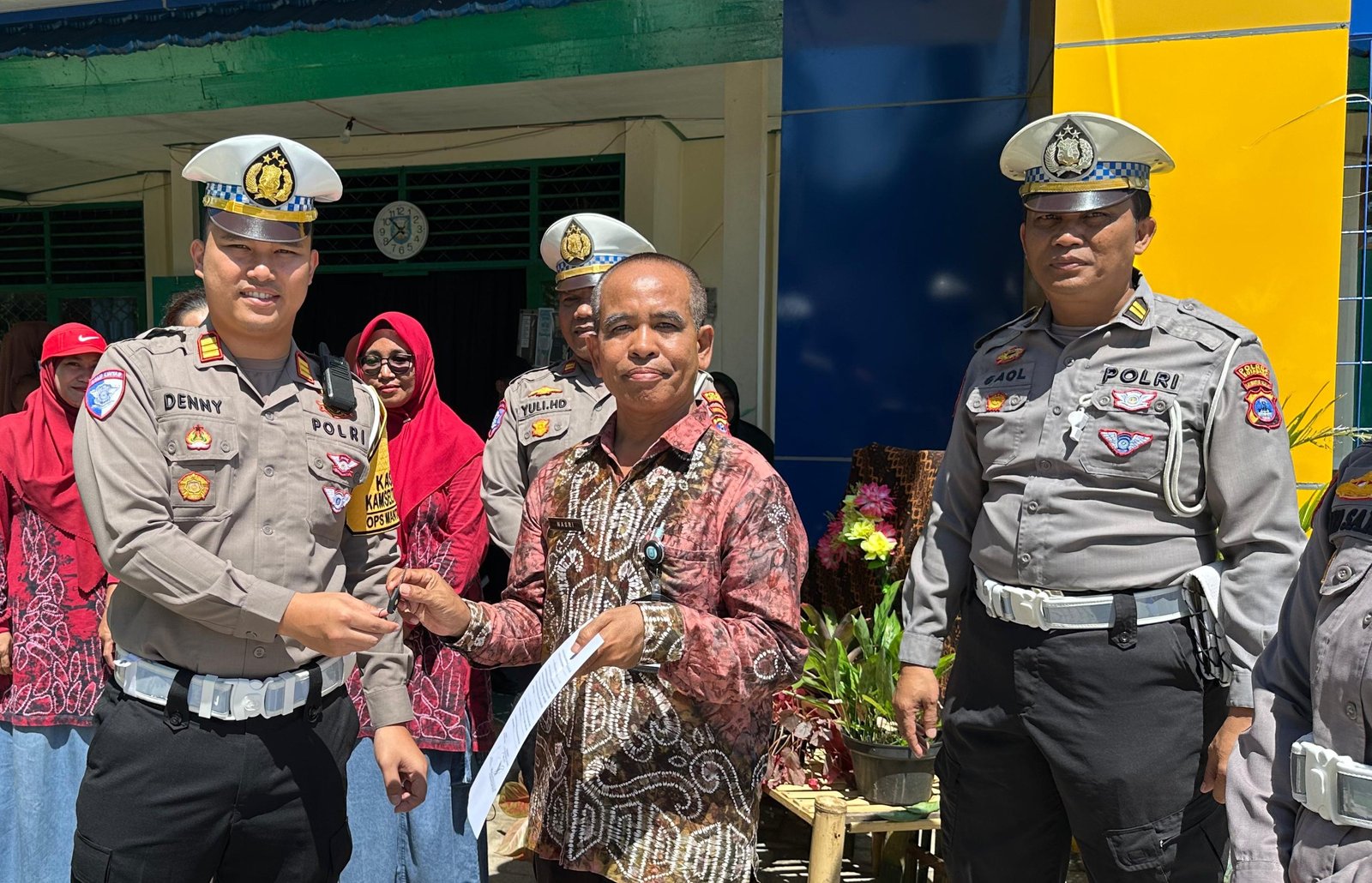 Polres Kotabaru Hibahkan Kendaraan Kebersihan Ke SMAN 1 Kotabaru