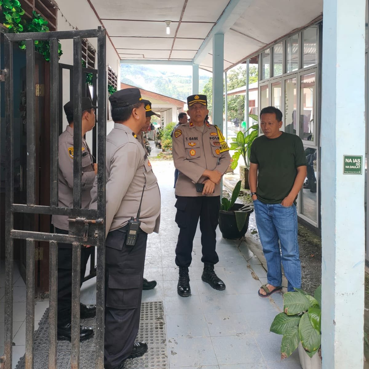 Waka Ops Mantap Praja Toba 2024 Polres Samosir Pantau Pengamanan Rapat Pleno PPK Pangururan