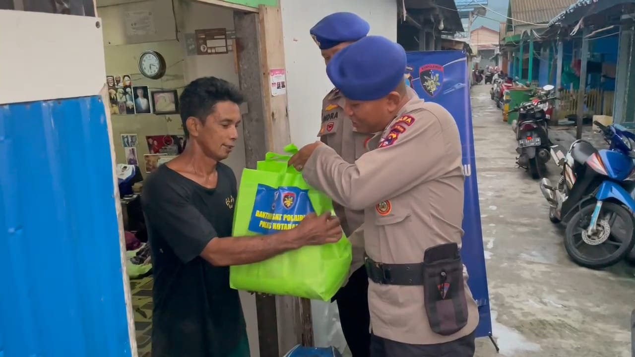 Peduli Korban Banjir Rob, Sat Polairud Polres Kotabaru Salurkan Bantuan Paket Sembako Di Semayap