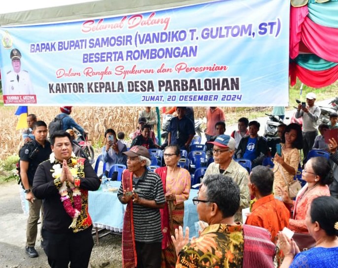 Bupati Samosir Janjikan Dana 100 Juta Untuk Mebelier Saat Resmikan Kantor Desa Parbalohan