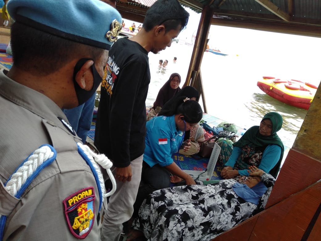 Posyan Parbaba Polres Samosir Bantu Wisatawan Yang Sakit di Pantai Pasir Putih Parbaba