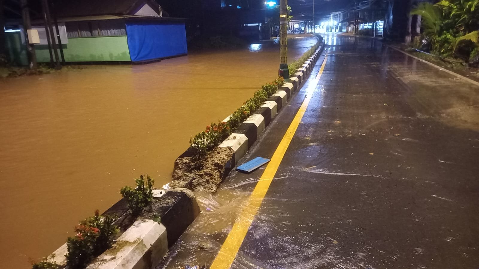 Kotabaru Banjir Lagi! Beberapa Titik Jalan Utama Tergenang Air, Warga Bobol Median Jalan