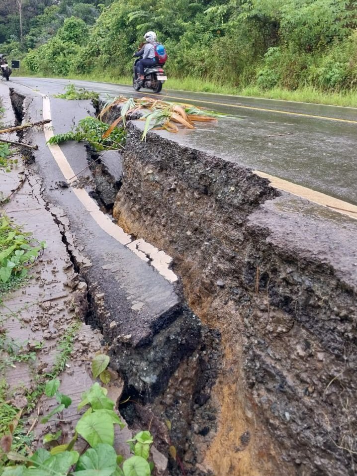 Hati-Hati! Jalan Sebelimbingan Kotabaru Longsor dan Amblas, Akibat Hujan Semalaman