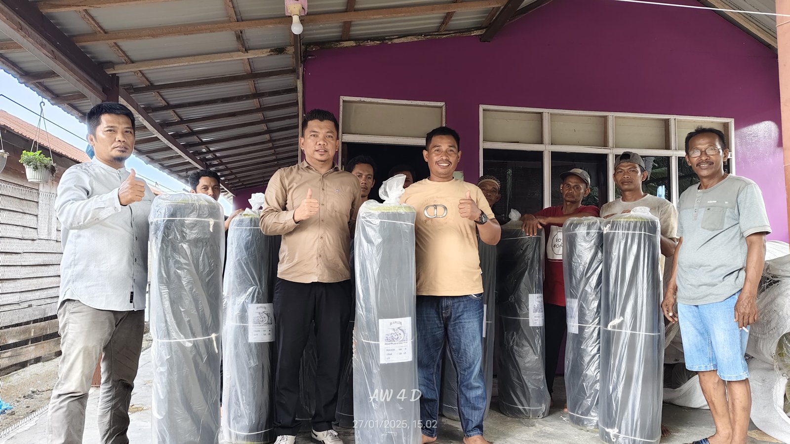 Mustakim, Anggota DPRD Kotabaru Serahkan Bantuan 50 Jaring Bagang Di Desa Sarang Tiung