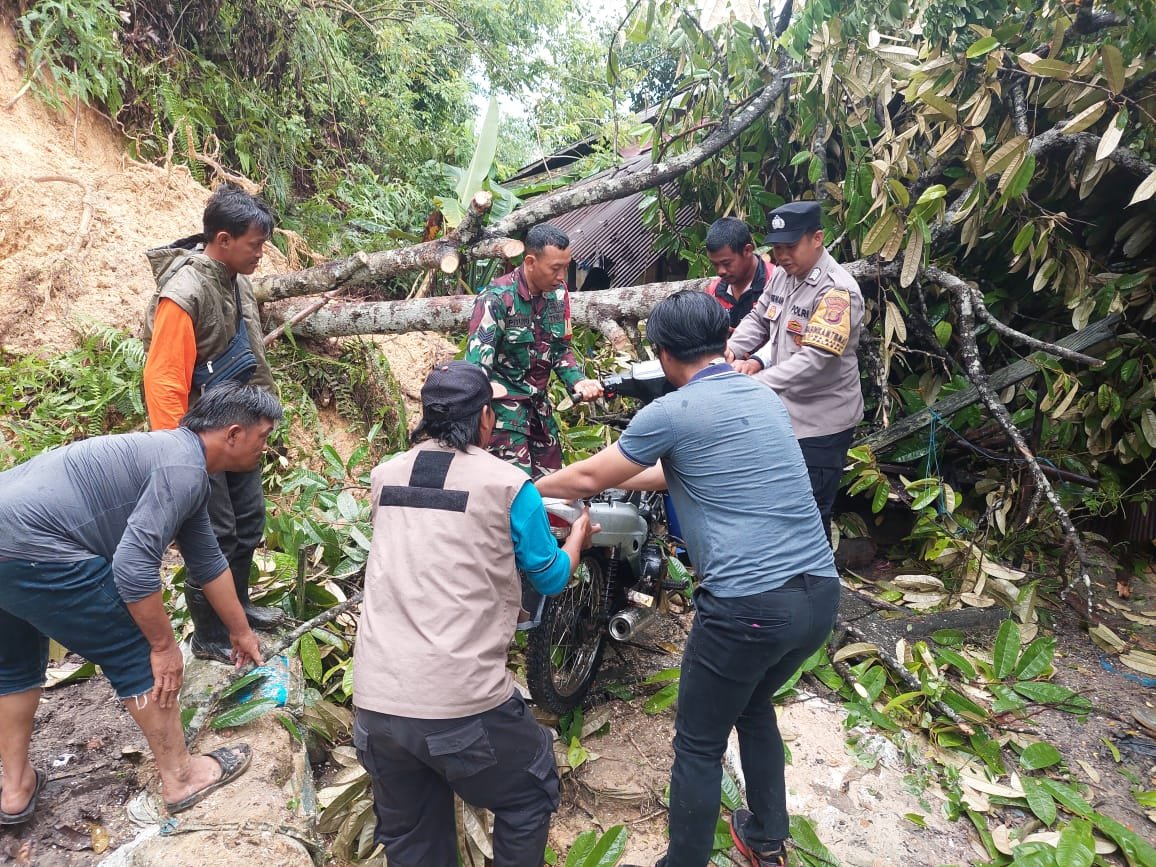 Polsek Palaran Evakuasi Warga Tertimpa Longsor Bersama TNI dan Relawan
