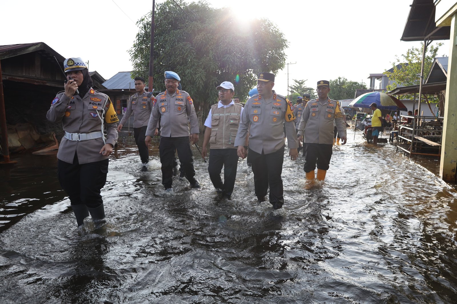 Kapolda dan Ketua Yayasan Kemala Bhayangkari Kalsel Bantu Korban Banjir