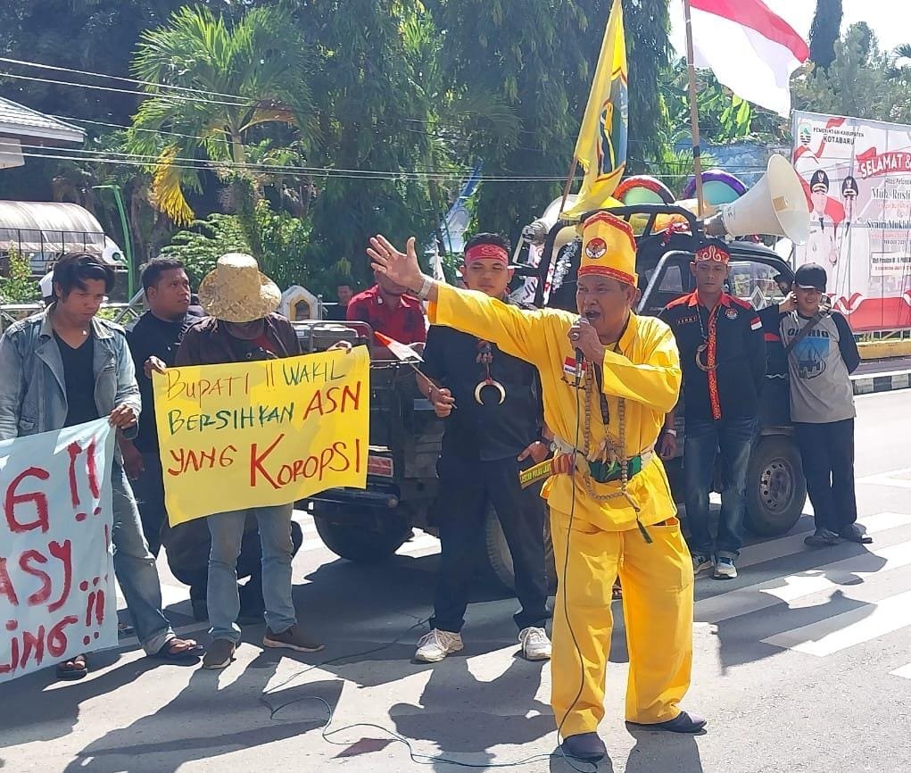 Bang Tungku, Ketua LSM AKGUS di DPRD Kotabaru: Kediaman Tuti Seperti Istana