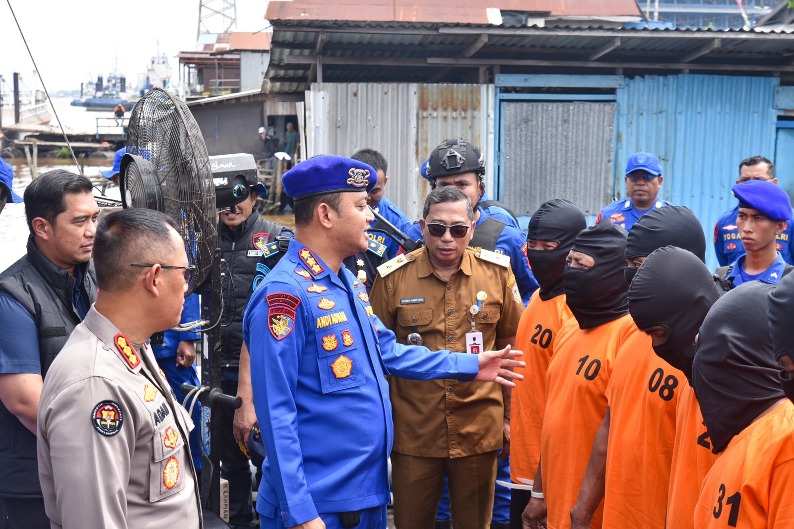 Ditpolairud Polda Kalsel Tangkap 4 Kapal Pengguna Cantrang di Perairan Asam-Asam