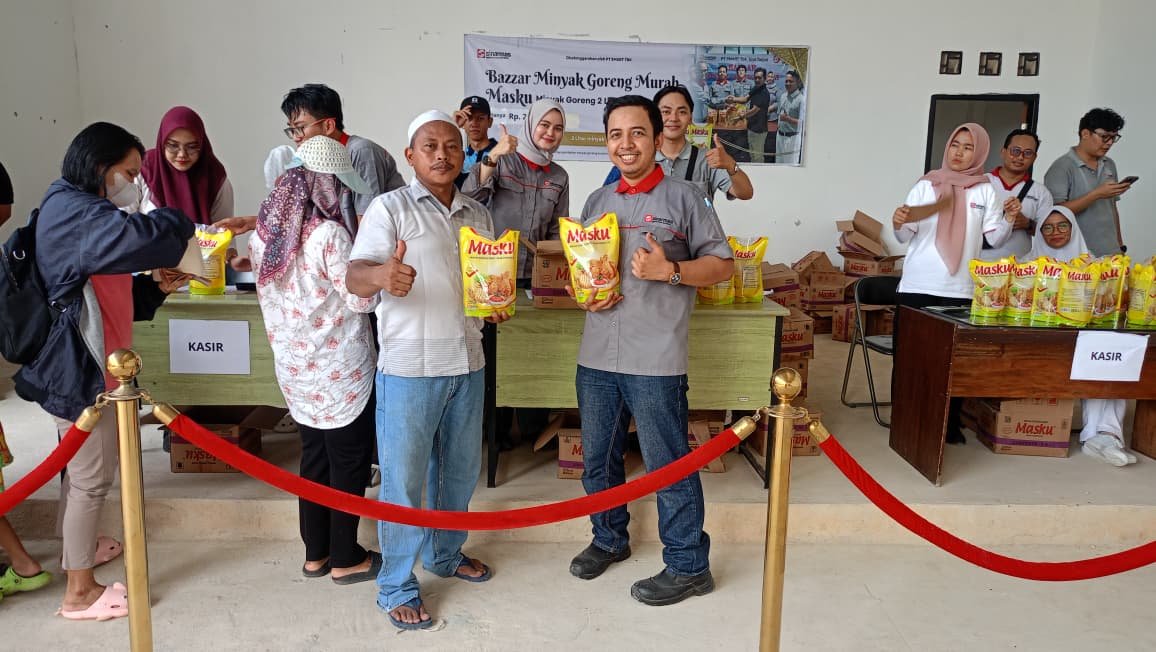 PT. SMART Tarjun Jual Minyak Goreng Murah dan Bagikan Ribuan Kupon Bazar di Desa Binaan