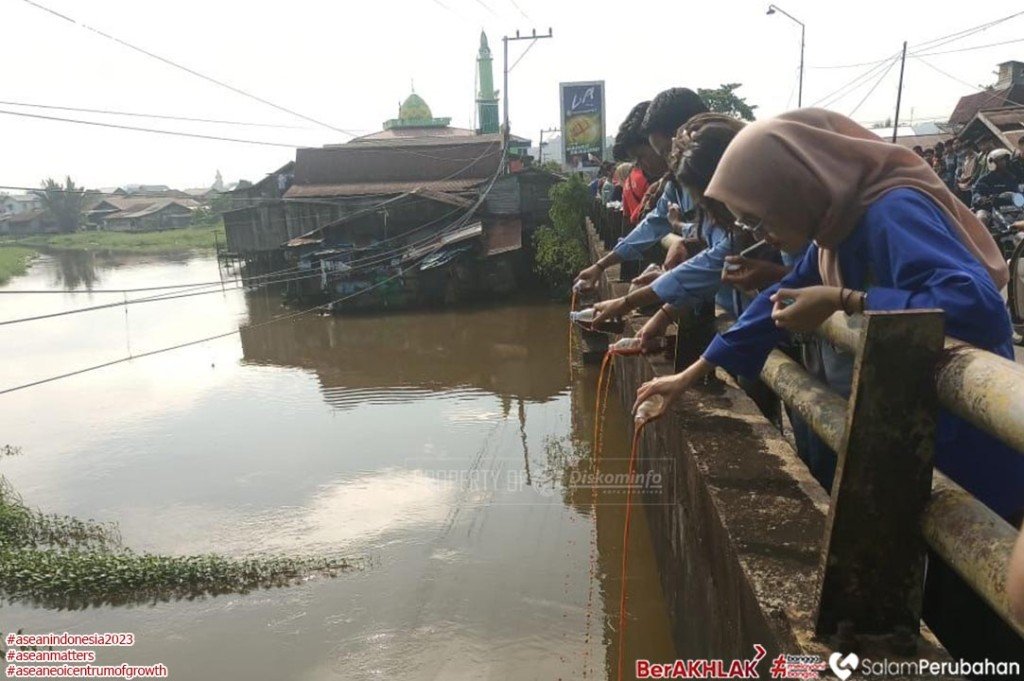 jaga-kelangsungan-hidup-tanaman-bawah-air-dlh-samarinda-tebar-eco-enzym-di-sungai-karang-mumus.jpg
